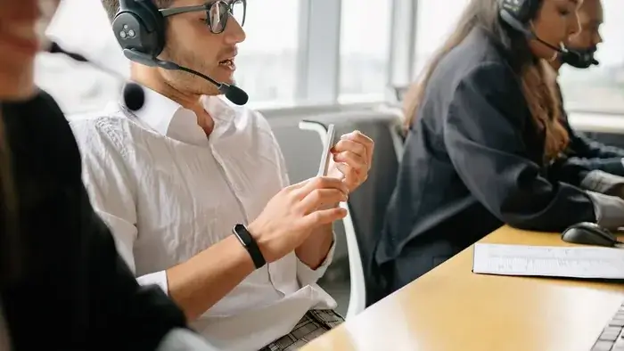 contact center floor team 700x394 1
